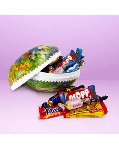 Påskägg med inslaget godis och påskkort